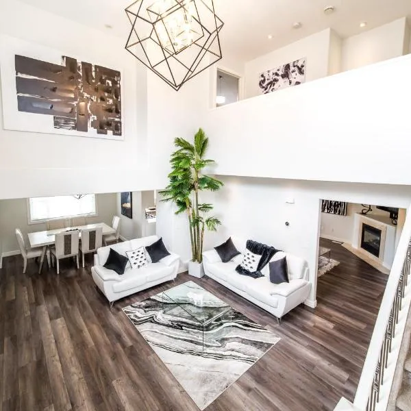 LUXURIOUS 6 Bed Home I Fireplace I near Sports Park I with Double Garage & Fast WiFi!, hotel a Edmonton