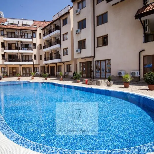Four seasons apartment - Oasis beach resort, hotel v destinaci Bliznatsi