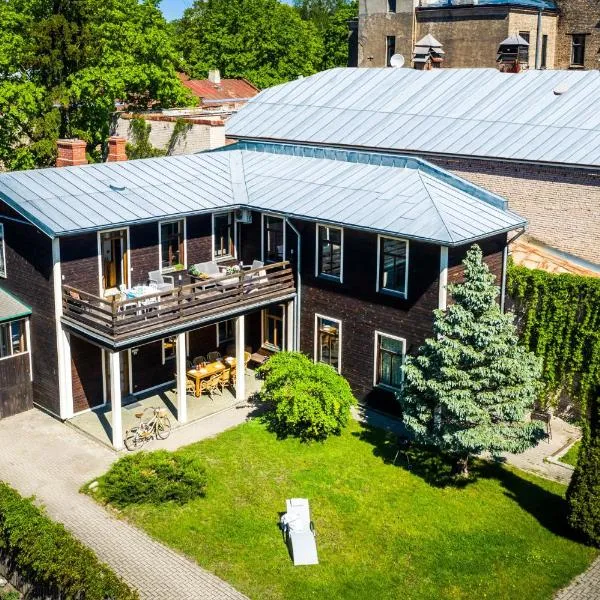 Wooden House near City center, hotel in Rīga