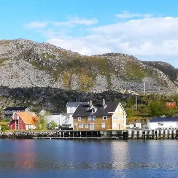 Nøtnes Midnattsol GuestHouse, hótel í Skrova