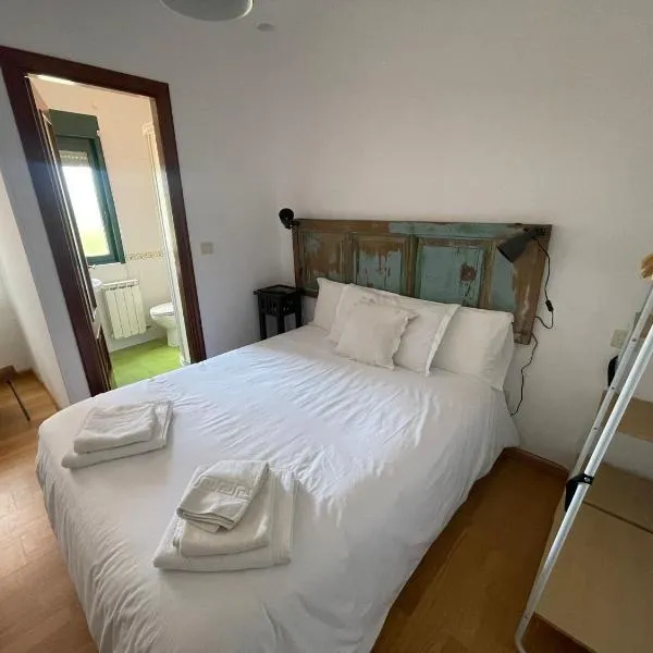 A cochera hostel, hotel in Ferrol