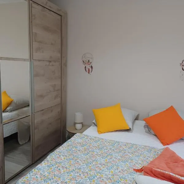 APPARTEMENT, LA ROUTE DES GRANDES ALPES , 8 couchages, GARAGE pour motards, cyclistes, POSSIBILITÉ de studios supplémentaires, si plus de 8 personnes, hotel en La Norma