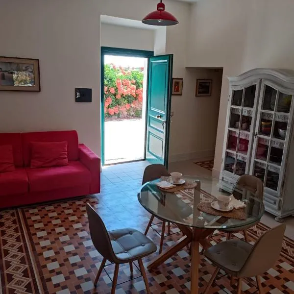 Casa guascari, hotel v destinaci Castelsardo
