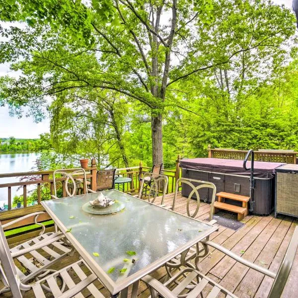 Cozy Retreat with Hot Tub, on Sleepy Hollow Lake!, hotel v destinaci Athens