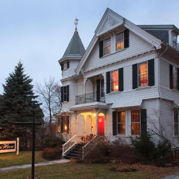 Lang House on Main Street Bed & Breakfast, hotel v destinaci Burlington