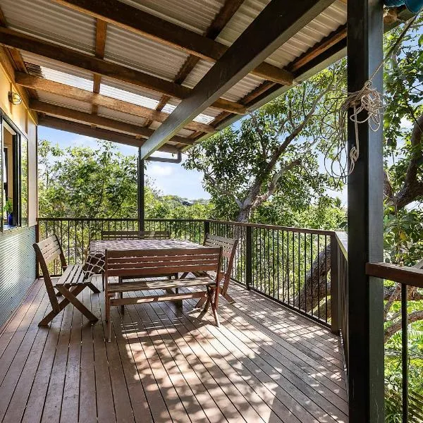 COASTING - Straddie Style Beach House, hotel sa Point Lookout