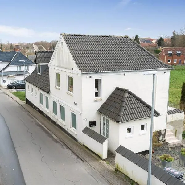 210 m2 hus med plads til 8 gæster, hotel in Nordborg