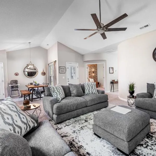 Cozy Industrial Kildaire Farms Home- near Downtown, hotel in Cary