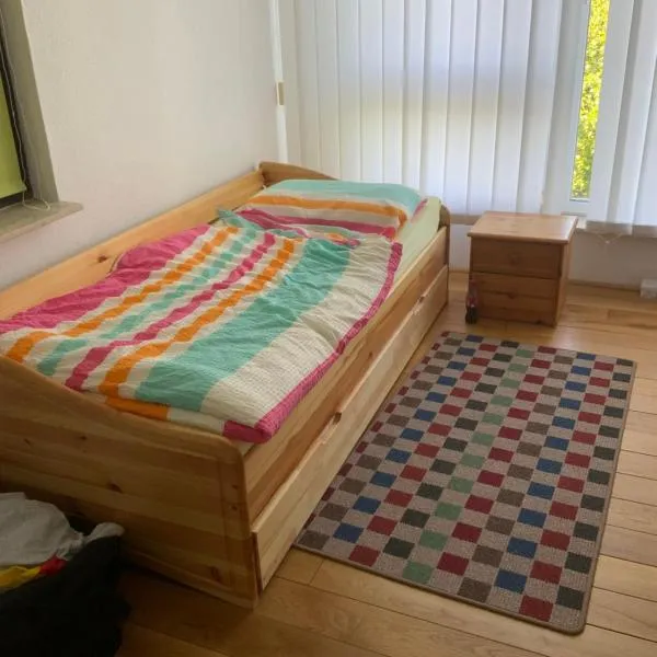 Ferien/ Monteurzimmer mit gemeinsam Wozi, Kü, Bad, WLAN, hotel v destinaci Magdeburk
