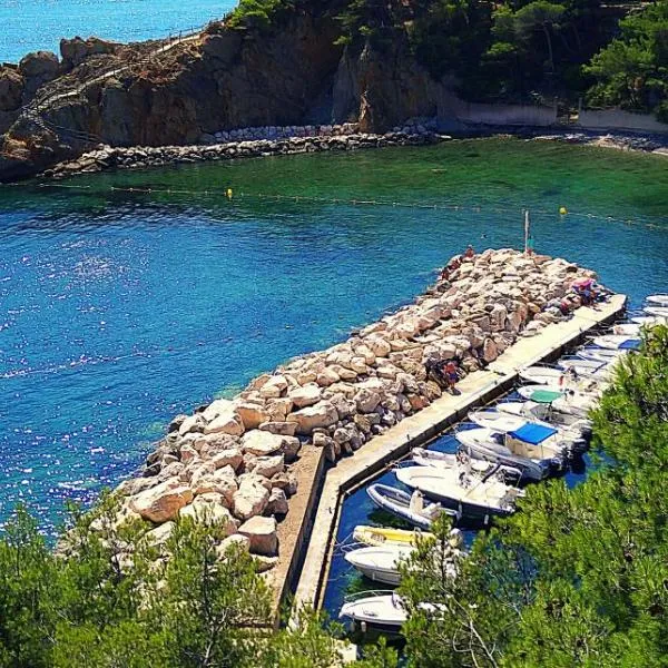 Le Paradis Bleu Calanque de Figuières, paddle et veranda, hotelli kohteessa La Redonne