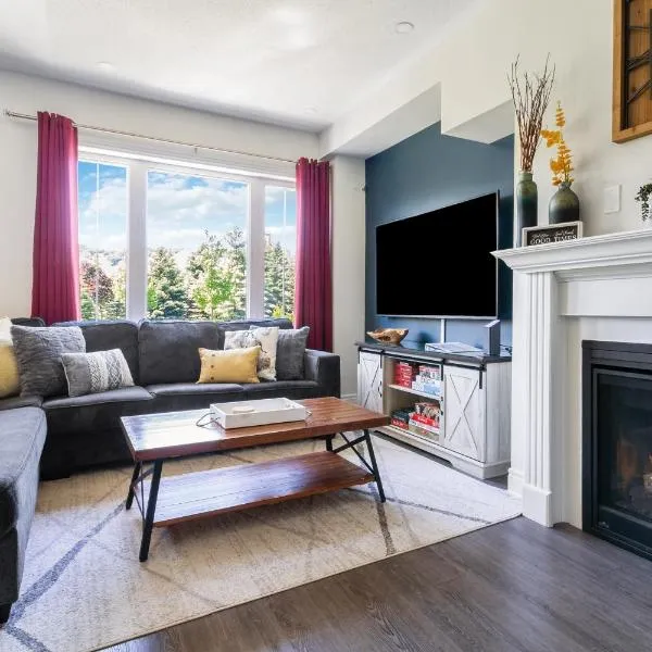 Modern home with a pool sauna pooltable & mountain view, hotel v destinaci Collingwood
