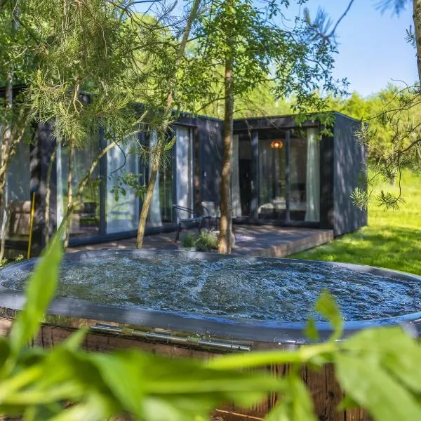Modern and specious riverside cabin with hot tub, hotel en Kernavė