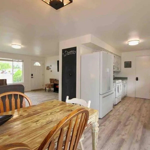 Cheerful 3 Bedroom on a Park 10 Miles from Eugene, hotel in Creswell