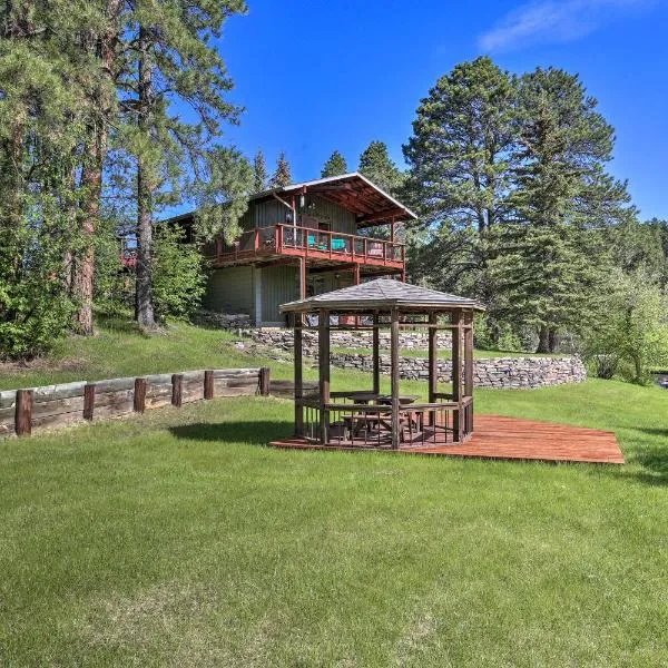 Creekside Rapid City Cabin with Deck on 30 Acres!, hotel v destinaci Rapid City