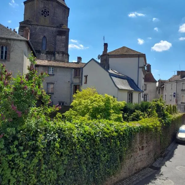 Gîte Déco - Belle maison dans le quartier historique calme avec terrasse privée, hotel in Dompierre-les-Églises