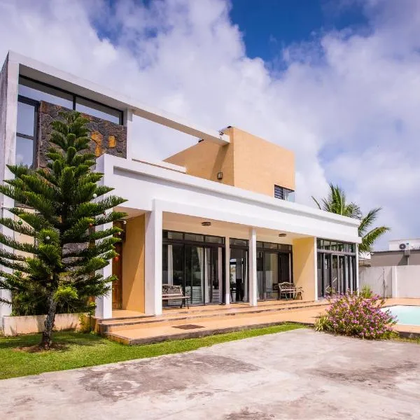 Villa Fitz: Sunlit Beach Getaway w/ Pool + WIFI, hotel v destinaci Belle Mare