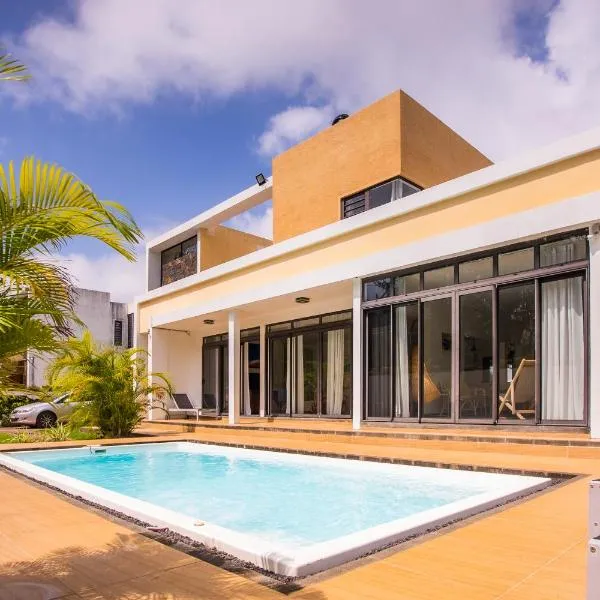 Villa Simone: Sunlit Beach Getaway w/ Pool + WIFI, hotel in Belle Mare