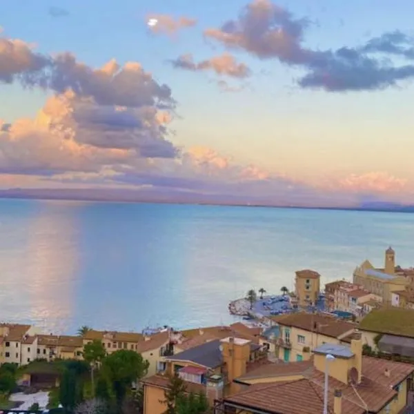 BILOCALE VISTA MARE CON POSTO AUTO, hotel v destinácii Porto Santo Stefano