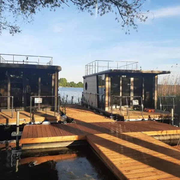 Houseboat, hotel in Drawsko Pomorskie