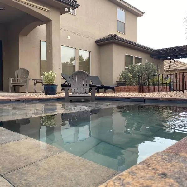 Zion RV Stone Pool Inn, Pets stay Free, fenced in yard, relaxing waterfall!, hotel v destinaci St. George