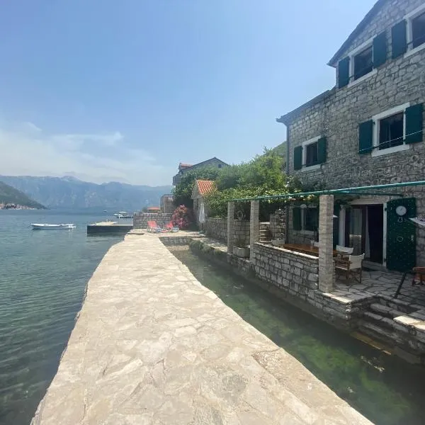 House with a pier, hotel i Donji Morinj