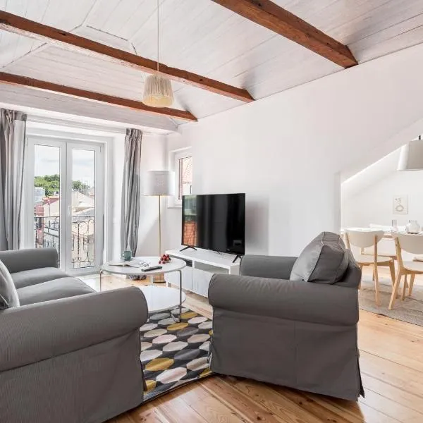 ALTIDO Stylish 2-bed Apt with balcony in Lapa, 5mins to National Museum of Ancient Art