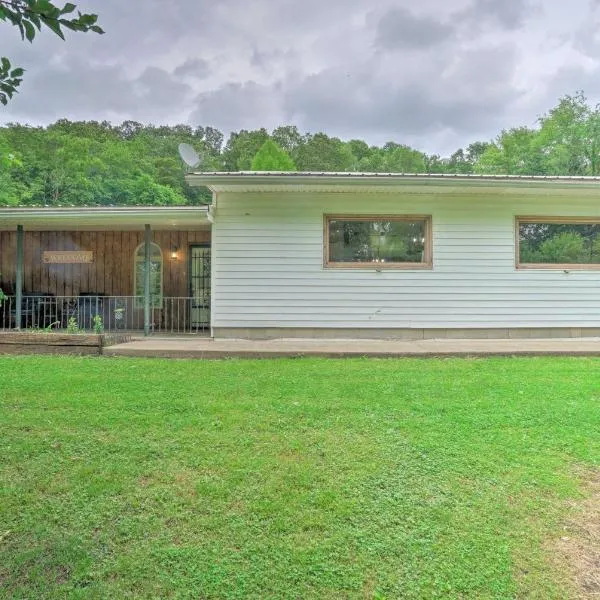 Quaint Zanesville Home with Game Room and Yard!, hotel Zanesville-ben