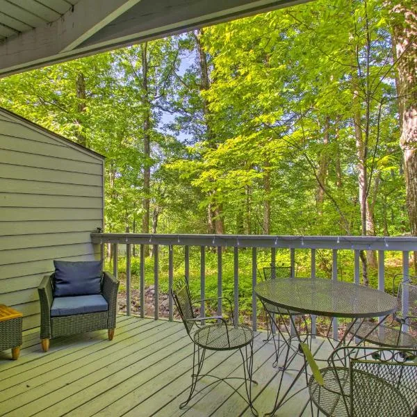 Wintergreen Resort Studio with Deck and Ski-Out Access, hotel in Mount Torry Furnace