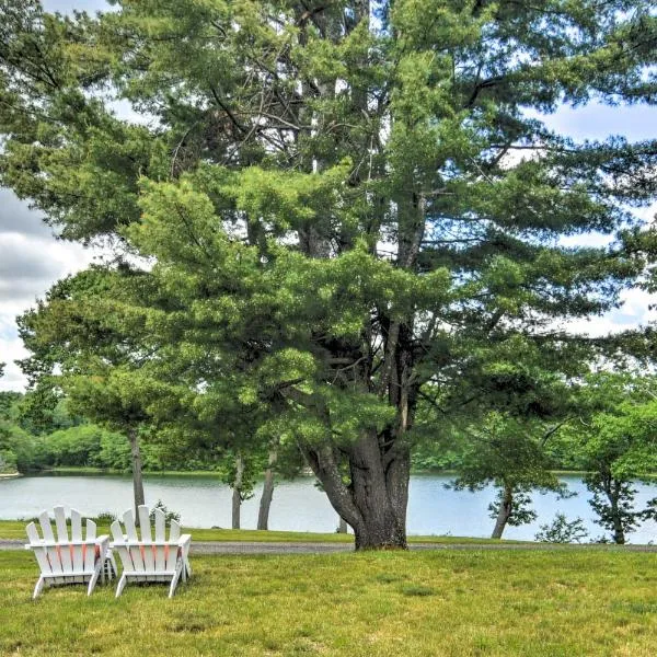 Ocean Inlet Cottage with Deck and Grill!, hotel in Harding