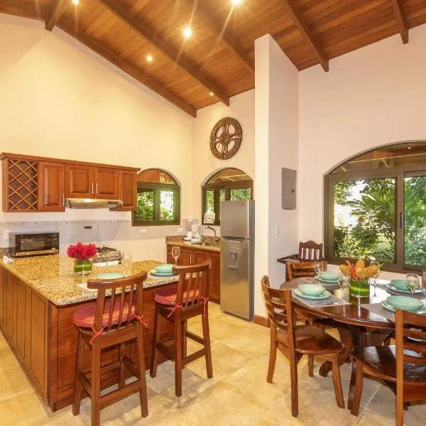 "Hana's Celeste Retreat" Large Modern Villa Sleeps 6 on 20 Acres of Nature!, hotel v destinaci Bijagua