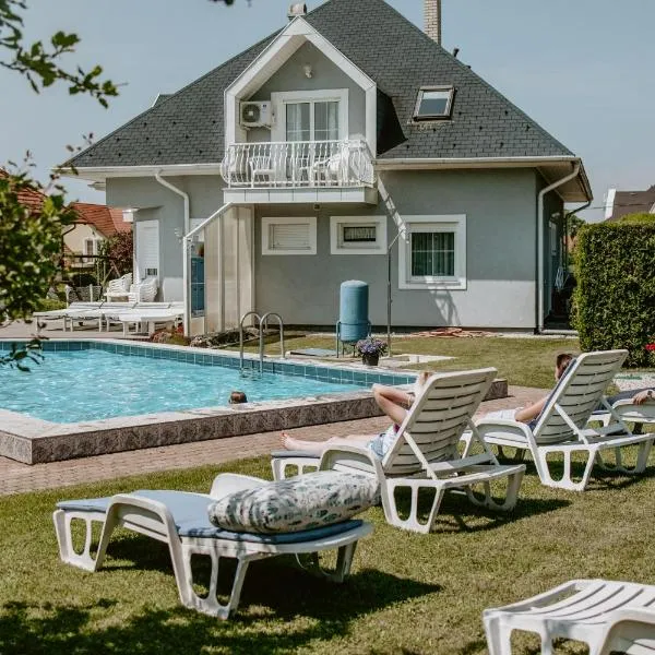 Kék Vendégház Family Resort, hotel v destinácii Gyenesdiás