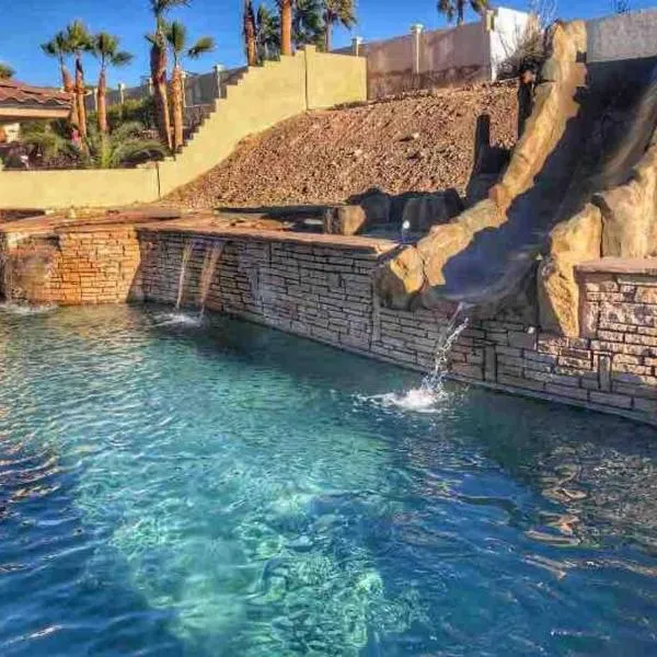 ULTIMATE BACKYARD-POOL/SPA. SLIDE. LAKEVIEW. BALL, hotel en Lake Havasu City