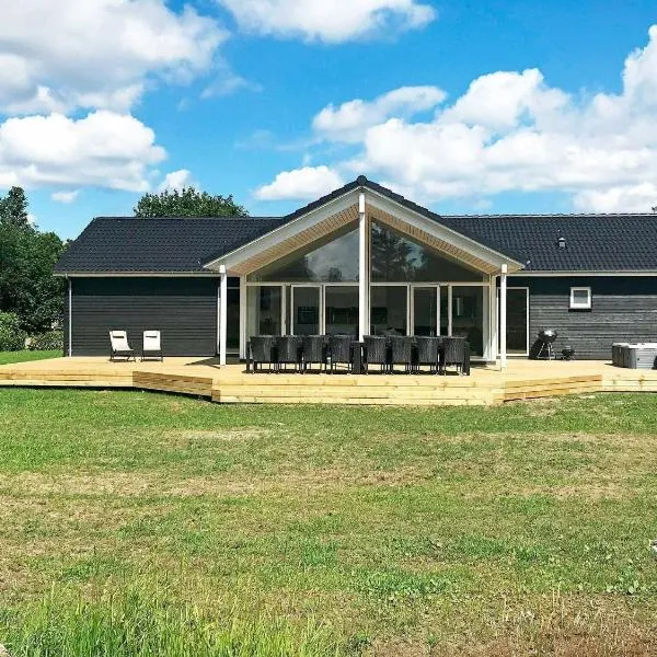 14 person holiday home in Væggerløse, hotel v destinaci Bøtø By