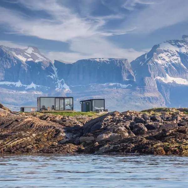 Cool cabins Sandhornøy, hotel in Arnøy