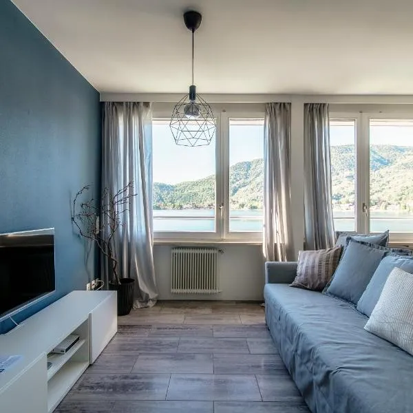 La Finestra Blu by Quokka 360 - with a panoramic lake view: Ponte Tresa şehrinde bir otel
