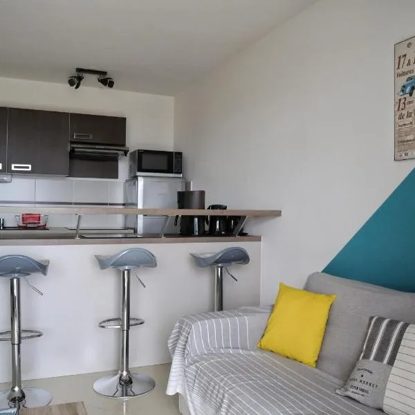 T2 moderne avec terrasse a 100m de la plage et parking sécurisé 4 PERS MAXI, hotel in Saint Pierre La Mer