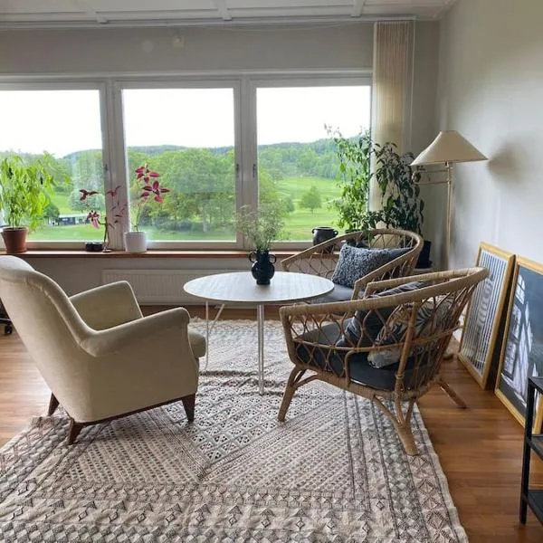 Apartment right next to the golf course and with the ocean just around the corner, hotel v destinaci Ljungskile