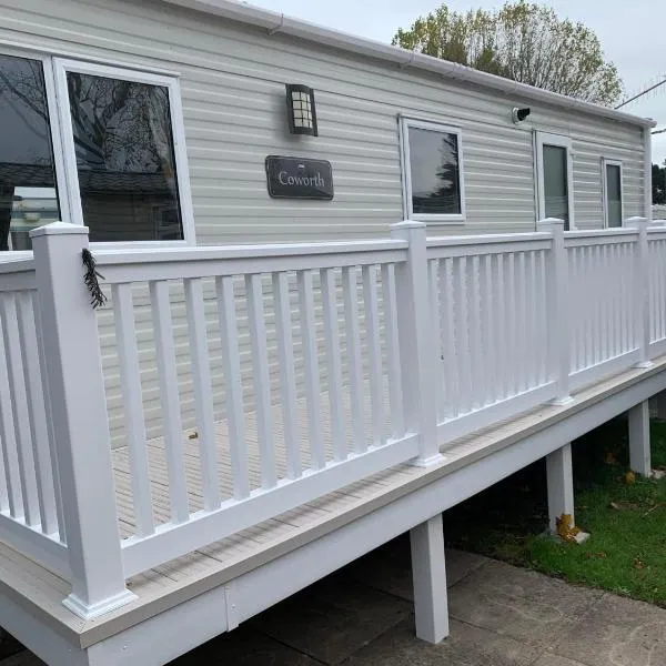 New 2 bed holiday home with decking in Rockley Park Dorset near the sea, hotel em Lytchett Minster