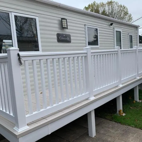 New 2 bed holiday home with decking in Rockley Park Dorset near the sea, hotel en Lytchett Minster