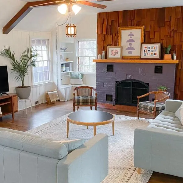 Retro Ypsilanti Cottage - Peloton & Vintage Vibes, хотел в Ипсиланти