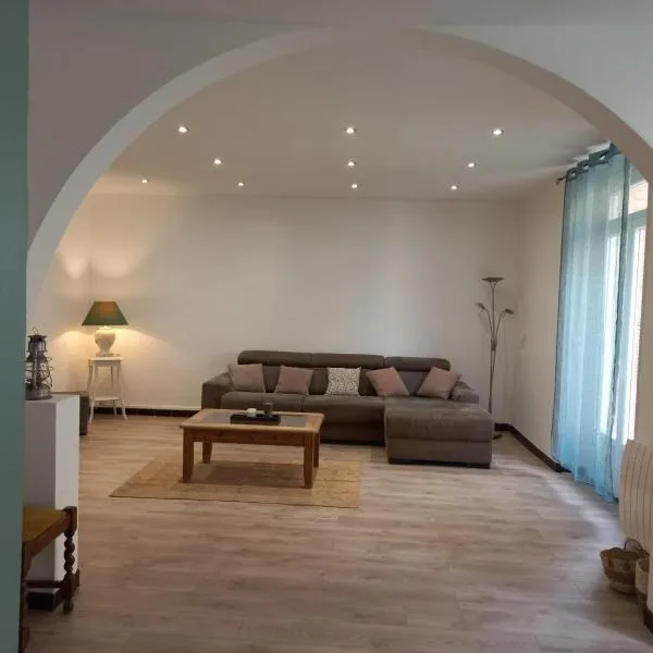 Superbe appartement proche rivière, hotel v destinácii Bessèges
