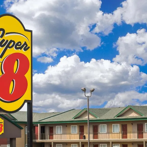 Super 8 by Wyndham Fox Creek, hotelli kohteessa Fox Creek