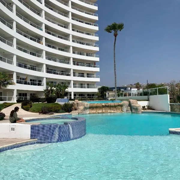 Beachfront 4 BR Penthouse - Pool Steps to Beach & Mins to Downtown, hotell i Las Gaviotas