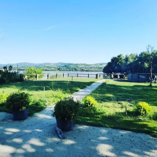 Captain's house by the Danube river, hotel v destinaci Čerević
