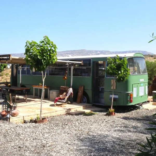 Green Bus unique & private 3 min from Coral Bay, hotel v destinaci Akoursos
