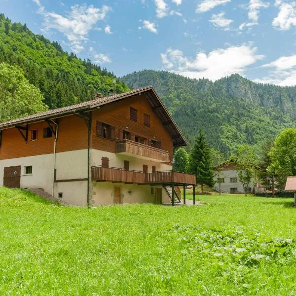 Grand appartement proche Gd Bornand, hotel v destinaci Glières-Val-de-Borne