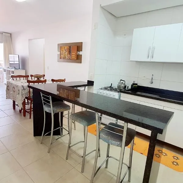 Residencial Larissa - Apartamento na Praia de Palmas - 2 Dormitórios até 7 pessoas, hotel v destinácii Governador Celso Ramos