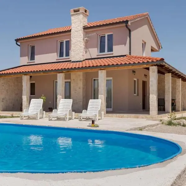 Casa di Marko-NEW MODERN RUSTIC HOUSE with pool AND SPACIOUS GARDEN!, hótel í Privlaka