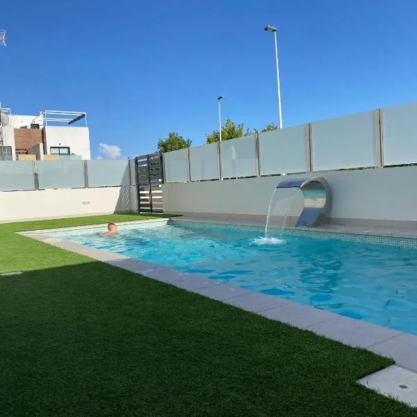 Luxury Apartment - Rooftop Terrace, community Pool & nearby beach, hotelli kohteessa San Pedro del Pinatar