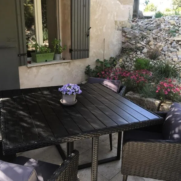 Juste derrière chez nous, hotel v destinaci Boulbon
